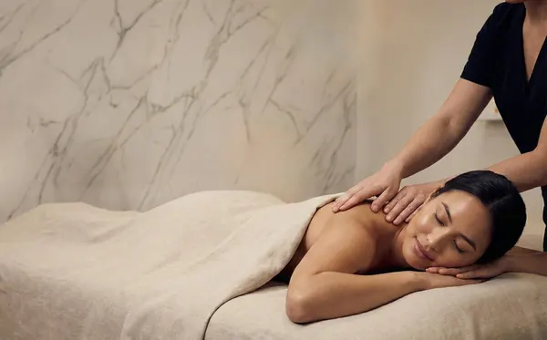 Klant ontspant tijdens een massage